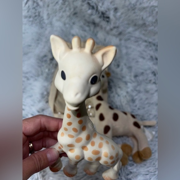 Sophie La Girafe Giraffe Baby Teether Sensory Squeak Soft Toy Bag Set - Picture 7 of 7